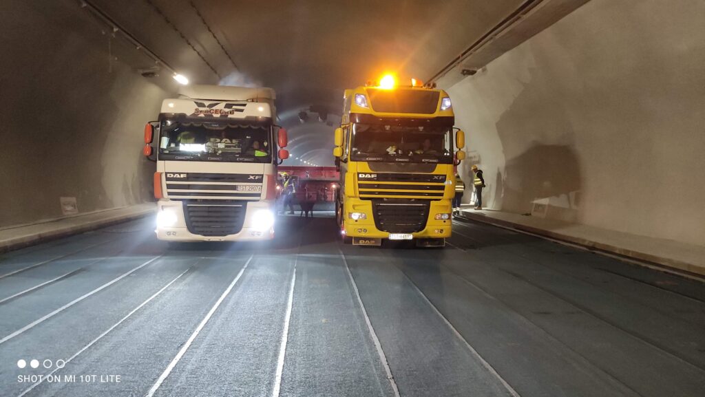 Lanie asfaltu w tunelu